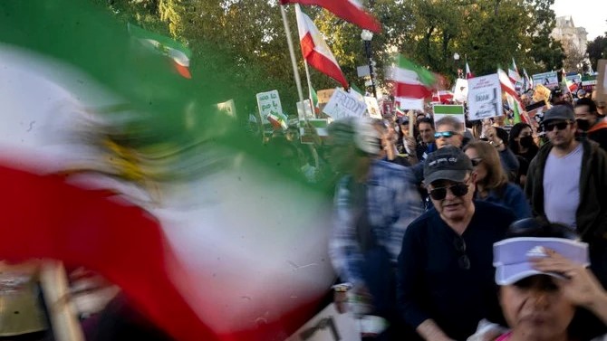 إيرانيون وإيرانيات يشاركون في تظاهرة حاشدة في أحد شوارع طهران في 3 نوفمبر 2022