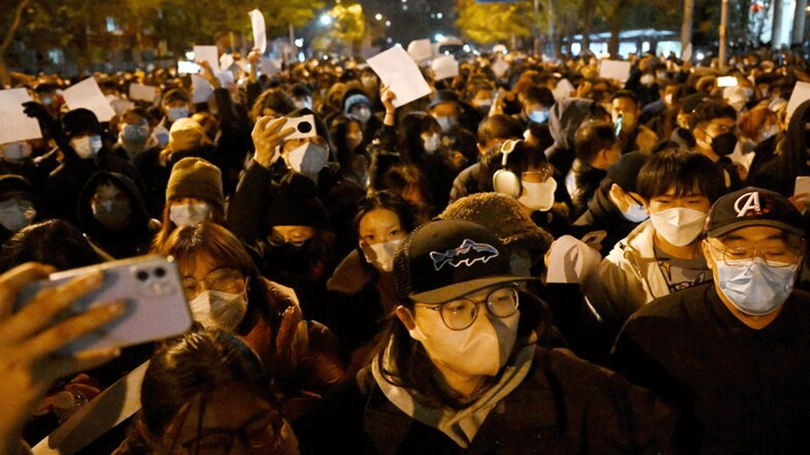 متظاهرون يسيرون في بكين احتجاج على قيود الصين القاسية المتعلقة بـ COVID-19 في وقت مبكر من يوم الاثنين.