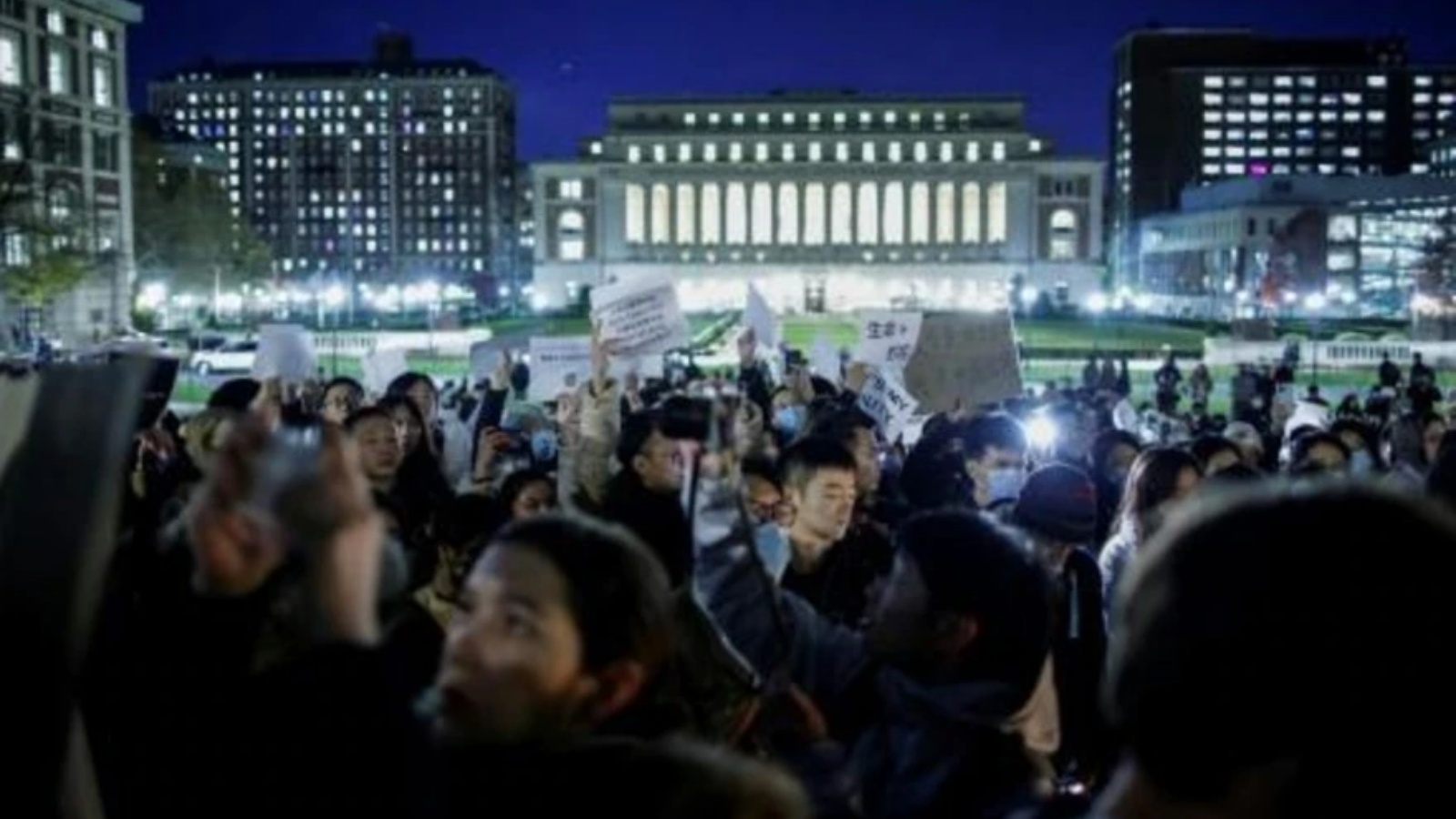 تجمّع في جامعة كولومبيا في نيويورك تضامنا مع الاحتجاجات في الصين بتاريخ 28 نوفمبر 2022