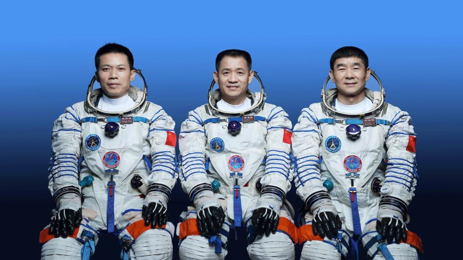  نيي هاي شنغ (وسط) يقود طاقم شنتشو 12، إلى جانب ني ليو بومينغ (على اليمين) وتانغ هونغبو (على اليسار). 