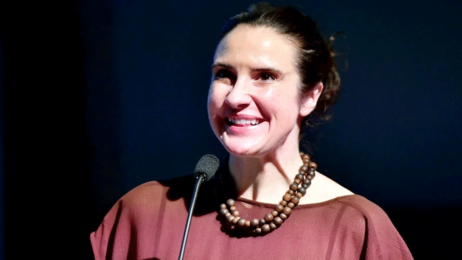 آنا جين جوينر، مؤسسة ومديرة Good Energy، تتحدث على خشبة المسرح خلال مهرجان Bloomberg Green Docs السينمائي في مركز Skirball الثقافي في 26 تشرين الثاني\أكتوبر 2022 في لوس أنجلوس، كاليفورنيا.