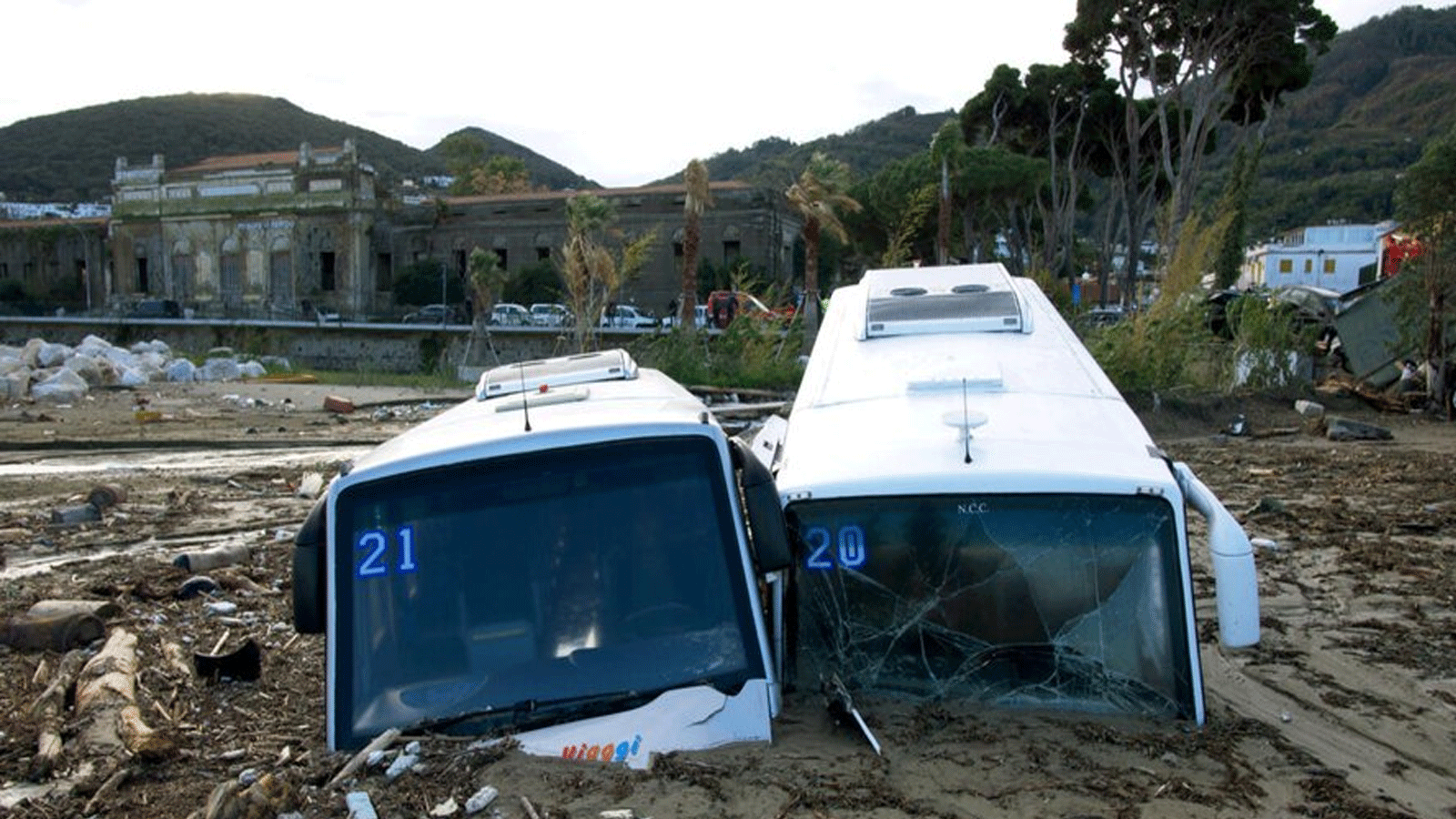 حافلات غارقة في الوحول في جزيرة إيسيكيا الإيطالية