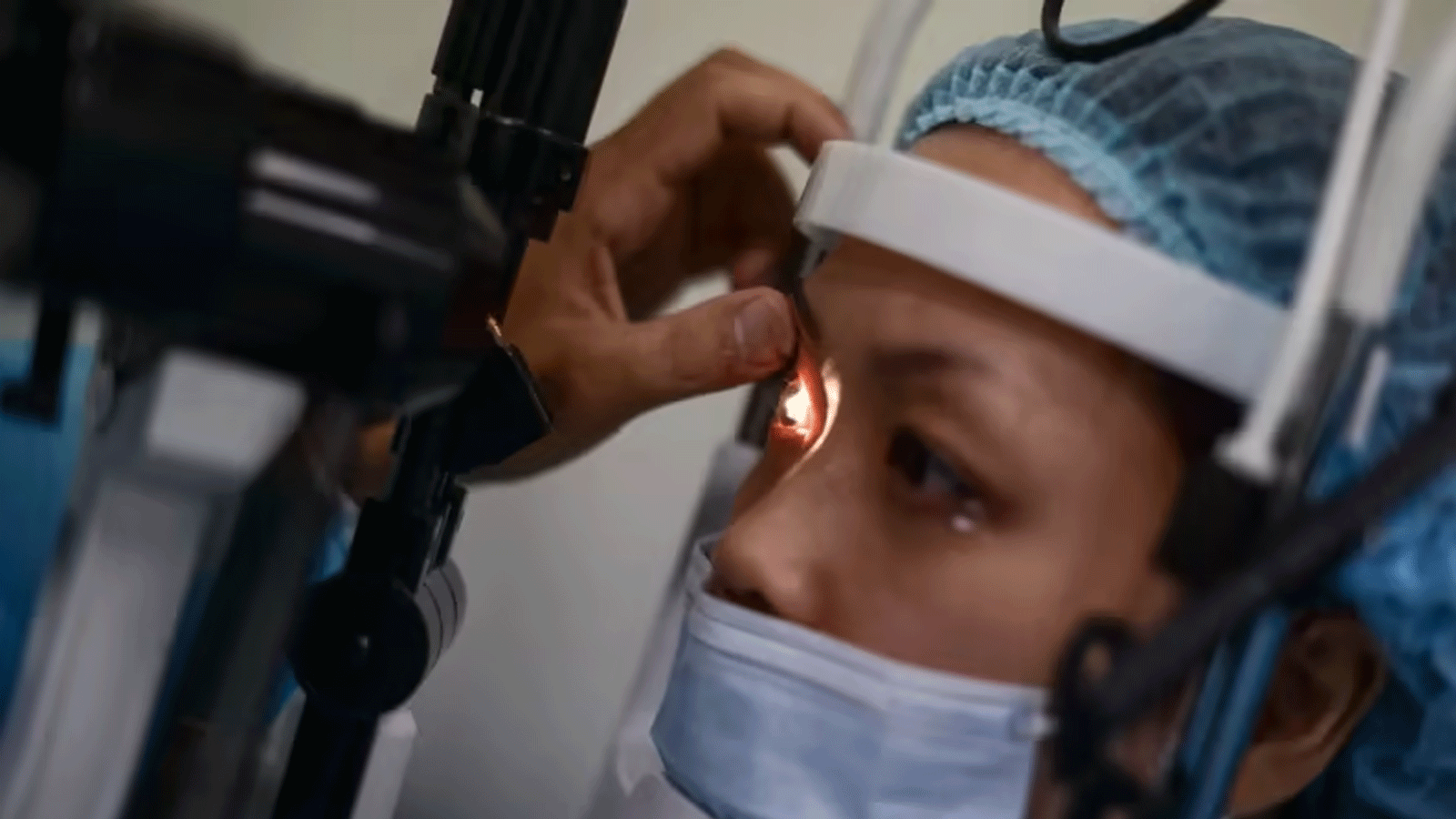 صورة لمريضة تفحص عيونها في إحدى عيادات سنغافورة