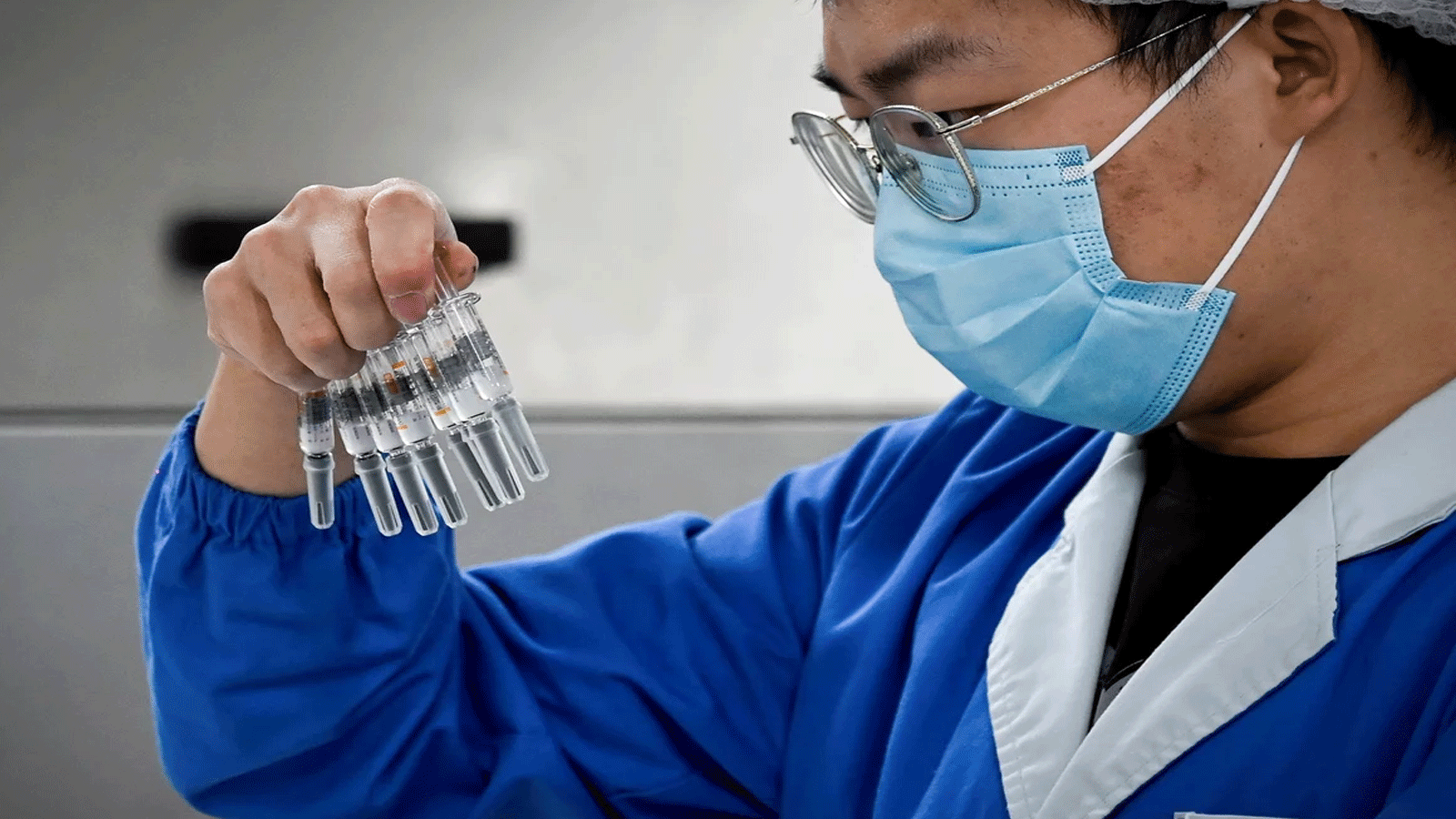 أحد الموظفين يفحص اللقاحات في مصنع بكين الذي بناه Sinovac لإنتاج لقاح لفيروس كورونا COVID-19. 