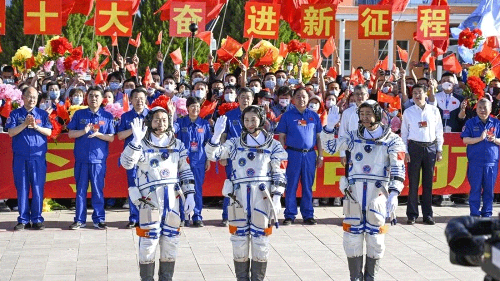  رواد الفضاء الصينيين كاي زوزهي (إلى اليسار) وتشين دونغ (في الوسط) وليو يانغ الذين شوهدوا بهذه اللقطة في يونيو\حزيران 2022 قبل بعثتهم إلى محطة تيانغونغ الفضائية، عادوا بأمان إلى الأرض.