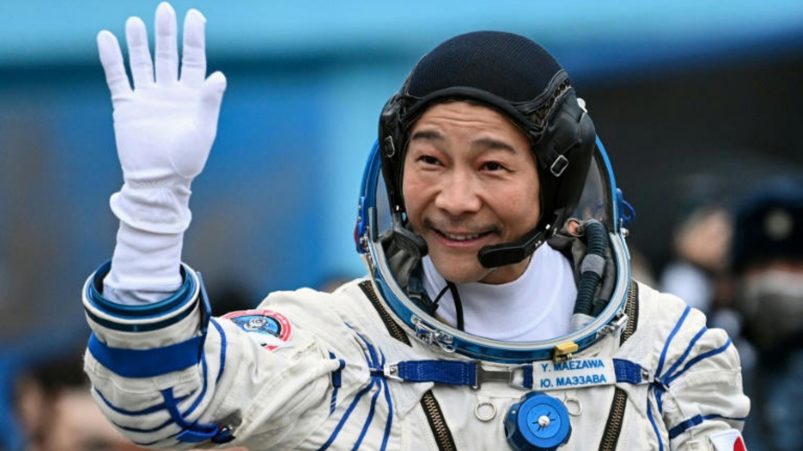 الملياردير الياباني يوساكو مايزاوا يلقي التحية في 8 ديسمبر 2021 في بايكونور في كازاخستان قبل انطلاقه في رحلة سياحية إلى الفضاء الخارجي ليصل إلى محطة الفضاء الدولية