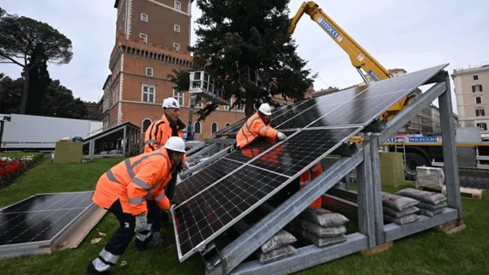 عمال يضعون الألواح الشمسية لتشغيل شجرة عيد الميلاد هذا العام وبعض المباني التاريخية في روما في 2 كانون الأول\ديسمبر 2022