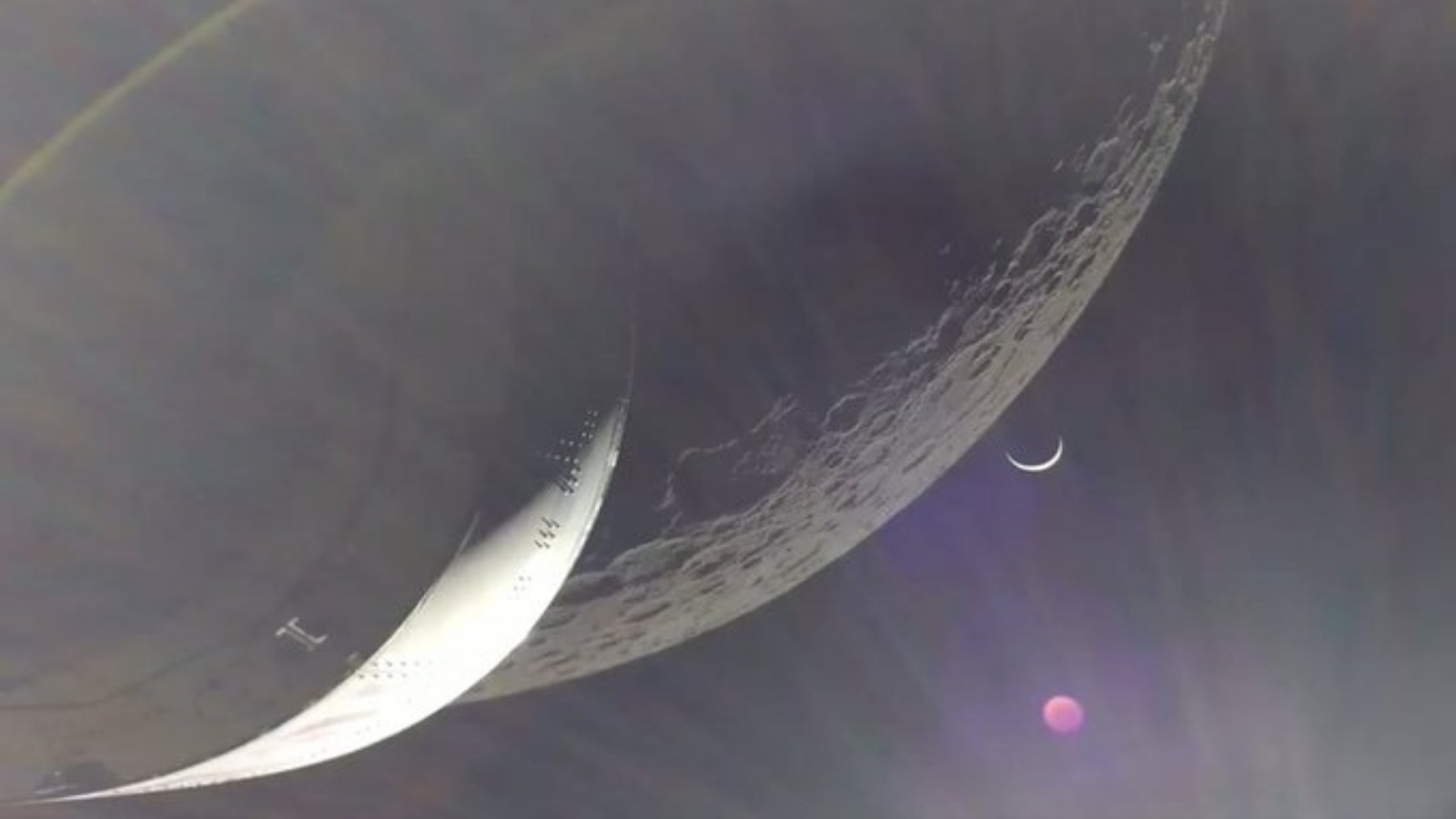 كبسولة أوريون الفضائية التابعة لوكالة الفضاء الأميركية (ناسا) حلقت فوق القمر على بعد أقل من 130 كيلومتراً من سطحه (حساب ناسا الرسمي في تويتر)