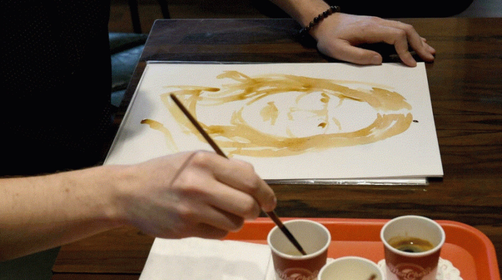 فنان ألباني يستخدم القهوة كأسلوب للعلاج الفني من خلال الرسم