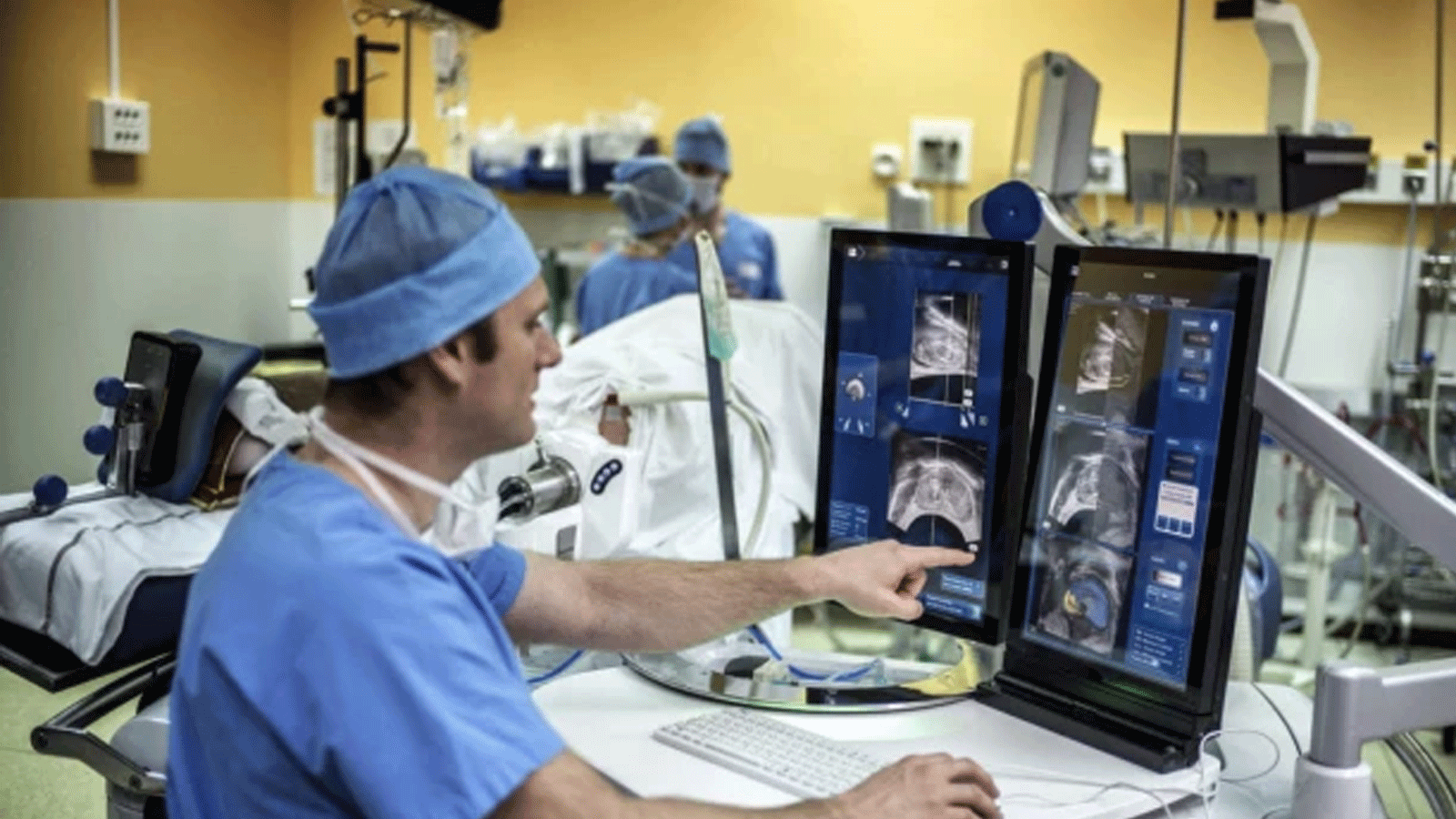 طبيب يراقب حالة مريض عبر الصور بالاشعة السينية