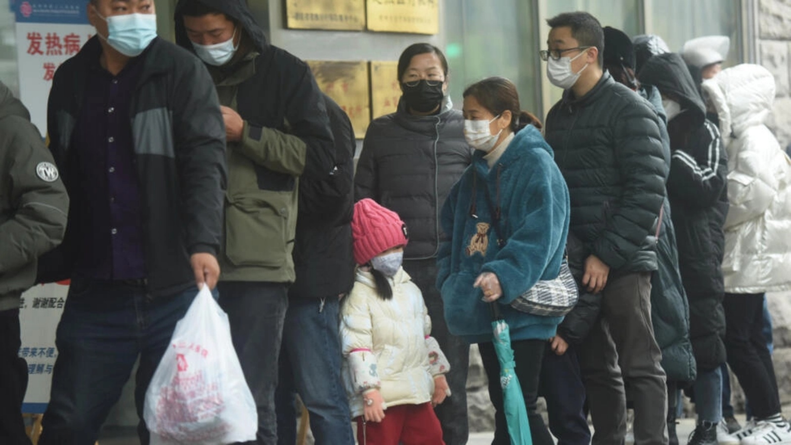 طابور انتظار لإجراء اختبار كوفيد-19 خارج مستشفى في هانغتشو في الصين في 16 ديسمبر 2022