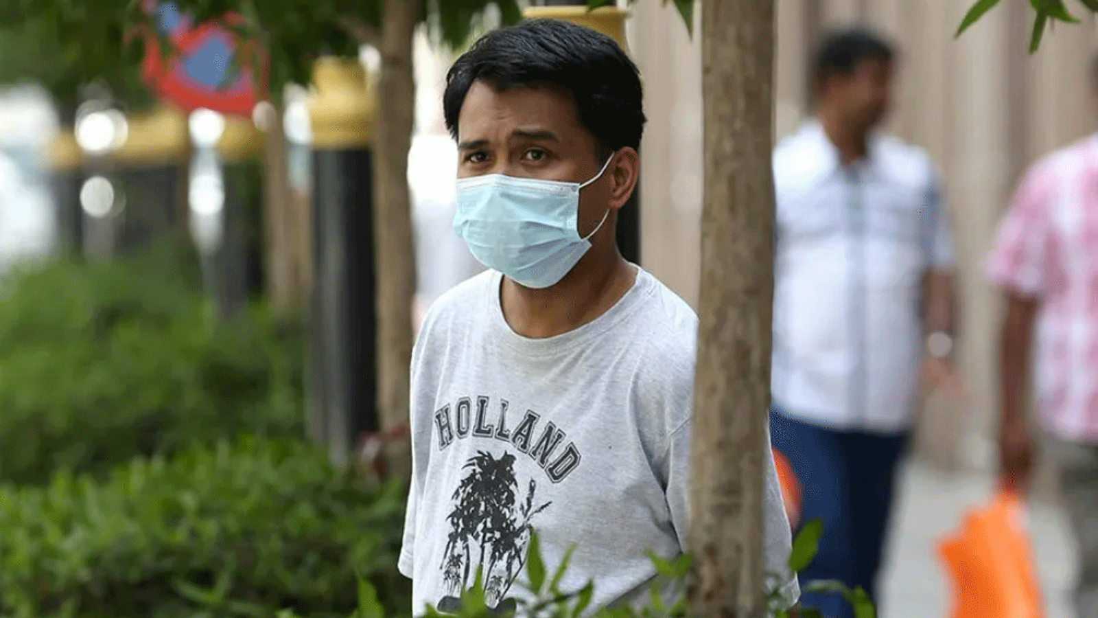 مواطن يلتزم سبل الوقاية من الفيرويات