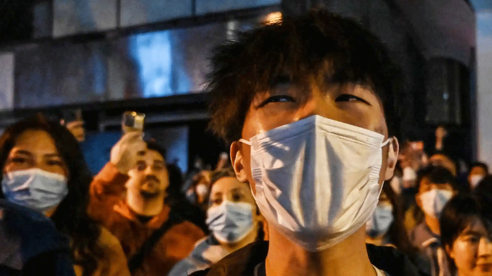 مواطنون في أحد شوارع شنغهاي في 27 تشرين الثاني\نوفمبر 2022، حيث اندلعت الاحتجاجات ضد سياسة الصين الخاصة بصفر كوفيد، في أورومتشي، عاصمة منطقة شينجيانغ