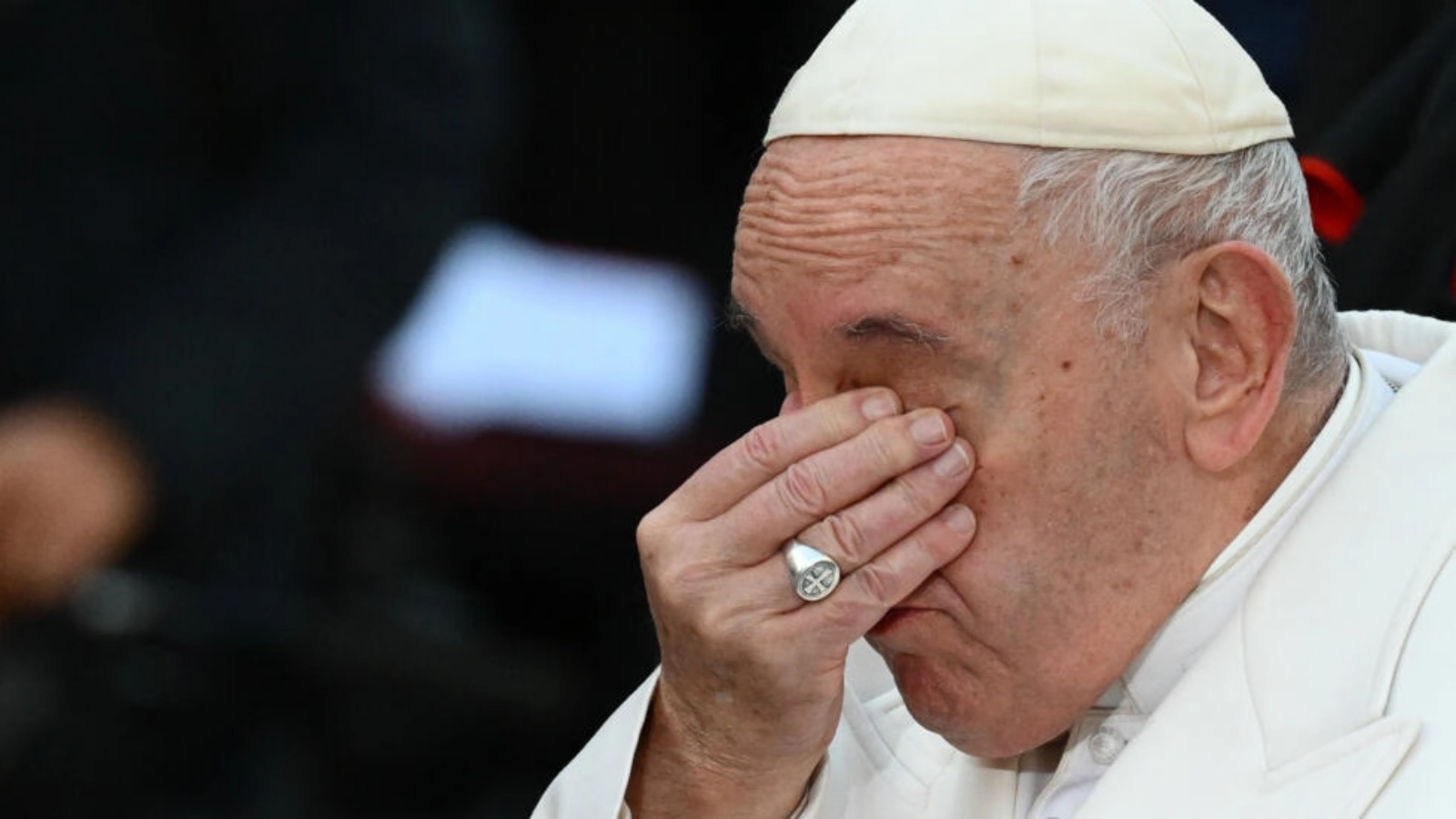 البابا فرنسيس لا يتمالك دموعه لدى ذكر الحرب في أوكرانيا في كلمة ألقاها في 8 ديسمبر 2022 في روما 