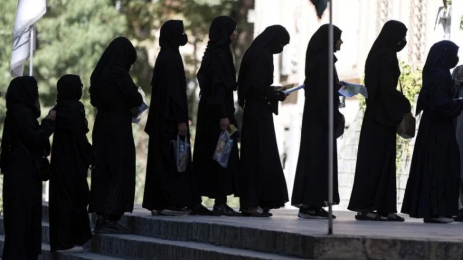 طالبان تحظر التعليم الجامعي للنساء