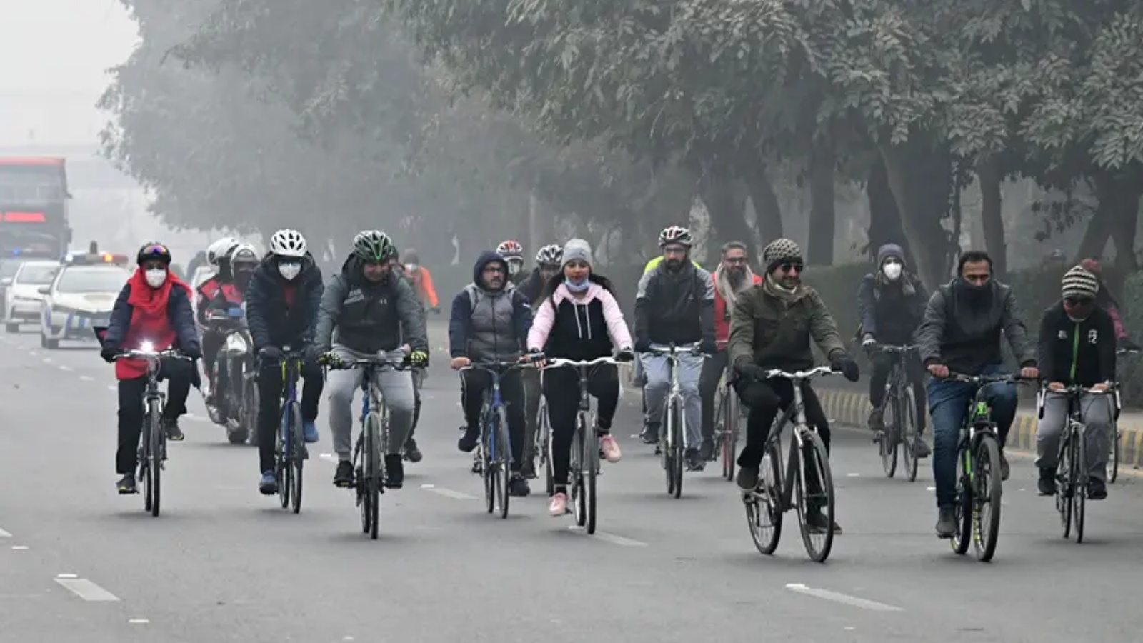 يشارك راكبو الدراجات في حملة للتوعية بالتلوث والضباب الدخاني على طول شارع باتجاه حدود واجاه، في لاهور في 25 ديسمبر 2022
