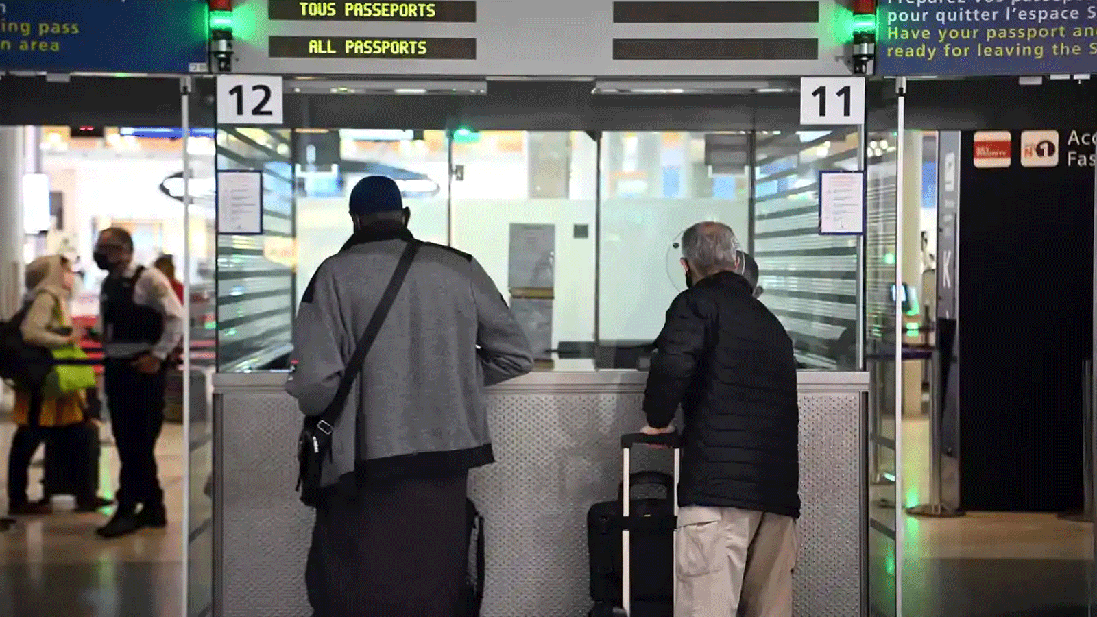  المسافرون يُظهرون وثائقهم في مطار شارل ديغول الدولي في 1 شباط\فبراير 2021.