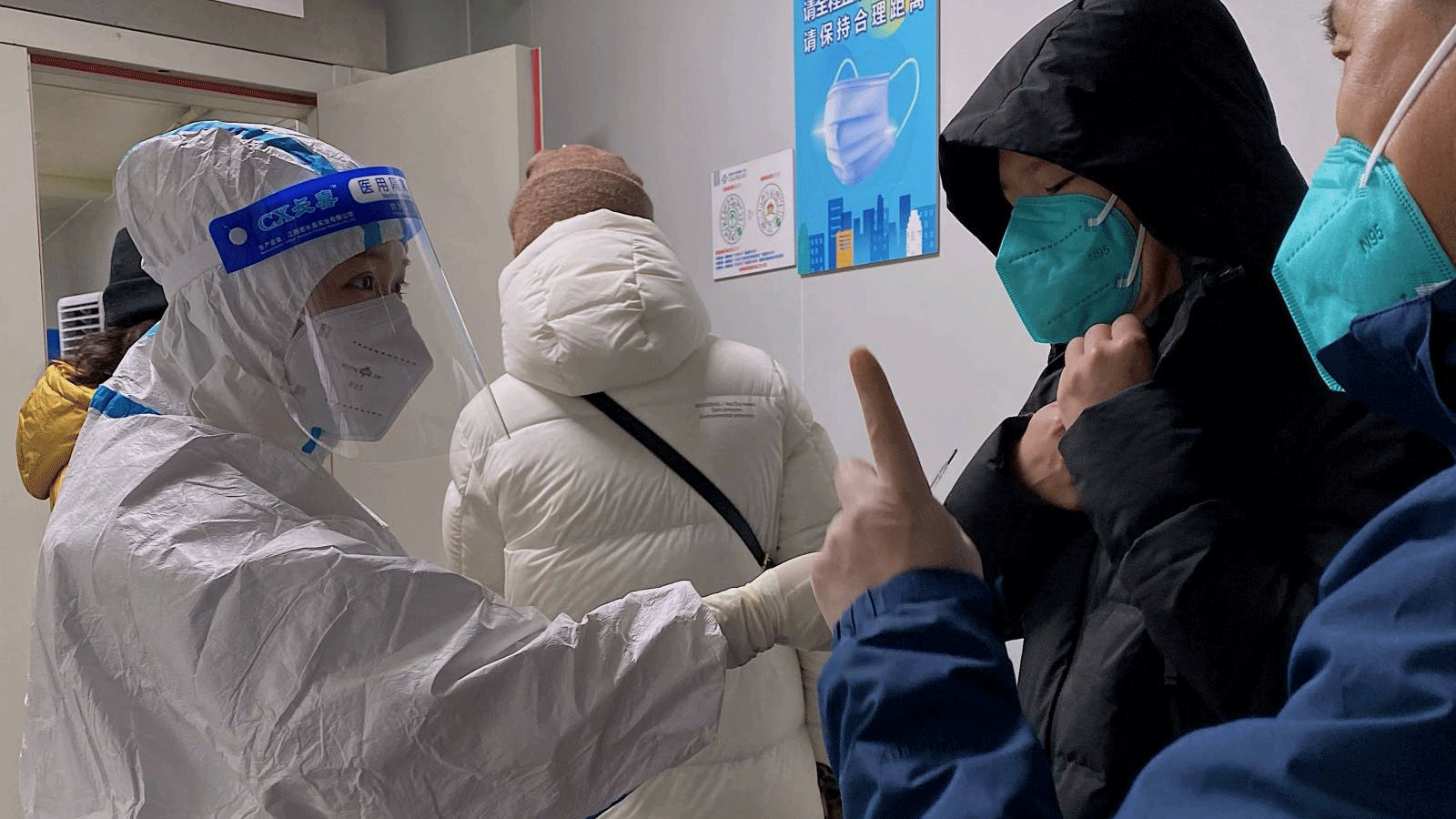 أطباء مصابون بكوفيد يواصلون علاج المرضى في الصين