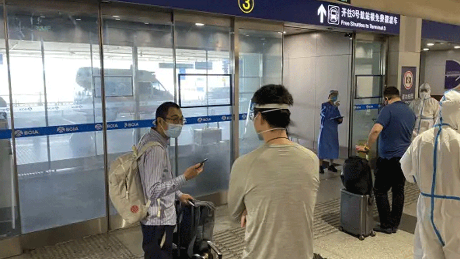 لقطة في مطار بكين الدولي في 18 حزيران\يونيو 2022، الركاب ينتظرون نقلهم إلى وجهات مخصصة للحجر الصحي