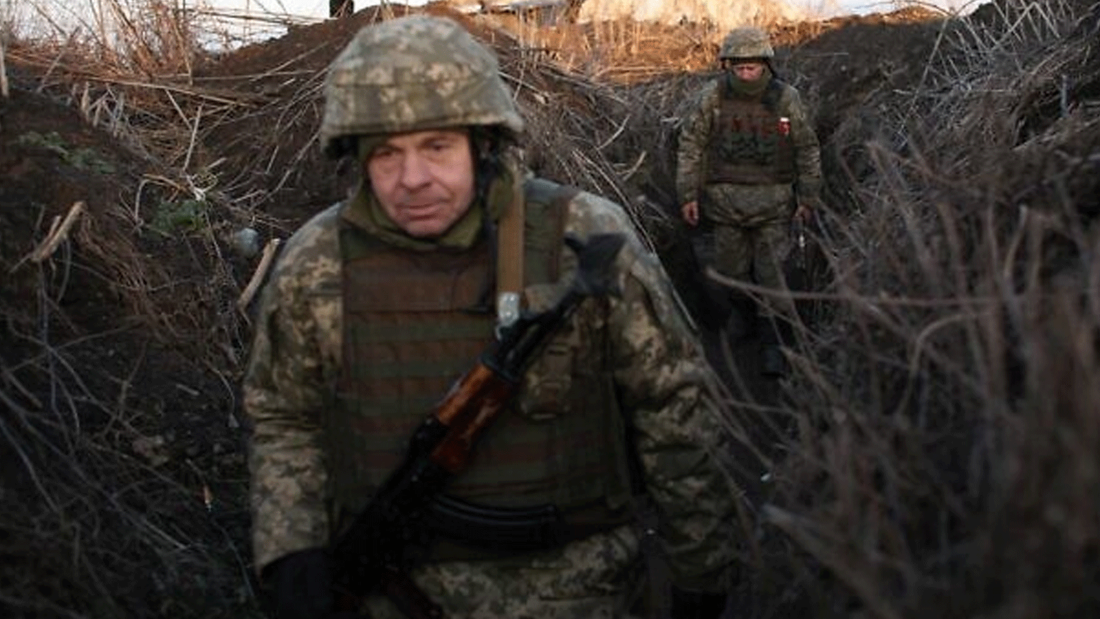 القوات الأوكرانية تسير على طول الخنادق على خط المواجهة مع الانفصاليين المدعومين من روسيا، بالقرب من قرية نوفوغناتيفكا، منطقة دونيتسك. في 21 شباط\ فبراير 2022
