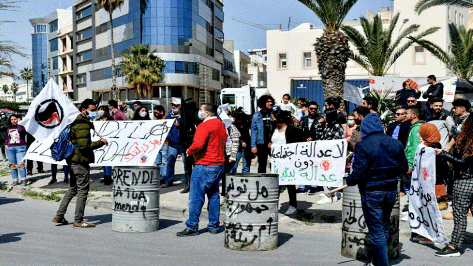  أنصار المنظمات غير الحكومية التونسية يتظاهرون للمطالبة بإعادة النفايات المنزلية المصدرة بشكل غير قانوني إلى إيطاليا، في مدينة سوسة الساحلية على البحر الأبيض المتوسط. 28 آذار\مارس 2021