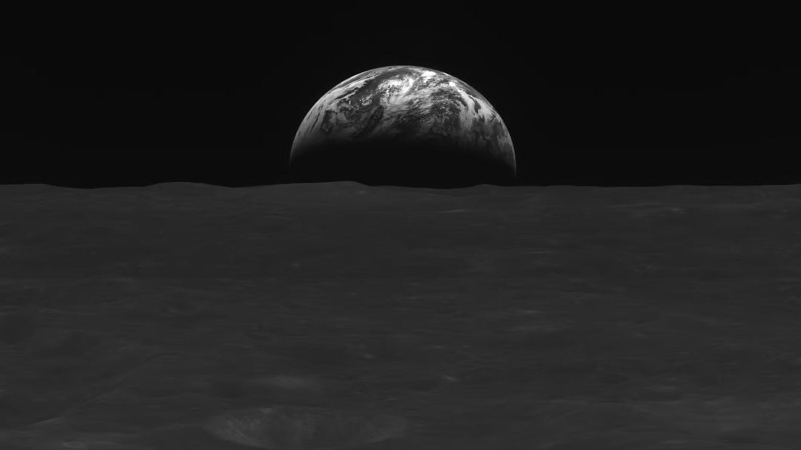 صورة بالأبيض والأسود لسطح القمر والأرض تم التقاطها بواسطة المركبة القمرية الكورية الجنوبية دانوري.