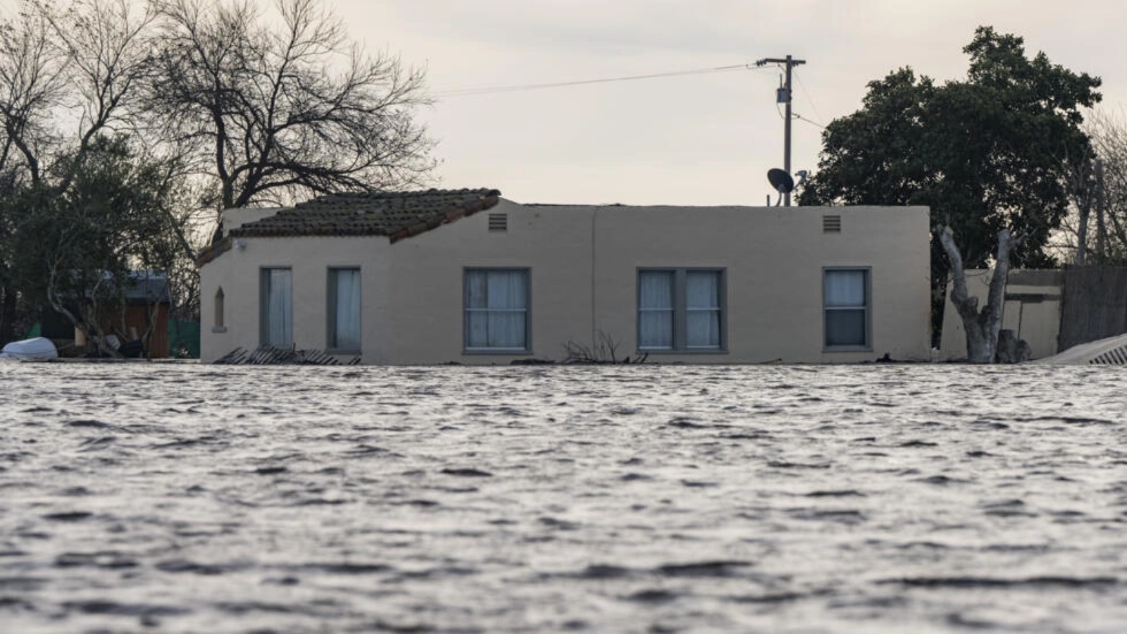 منزل مغمور بالمياه بسبب فيضان نهر ساليناس بالقرب من تشوالار في كاليفورنيا، خلال عاصفة في 12 يناير 2023