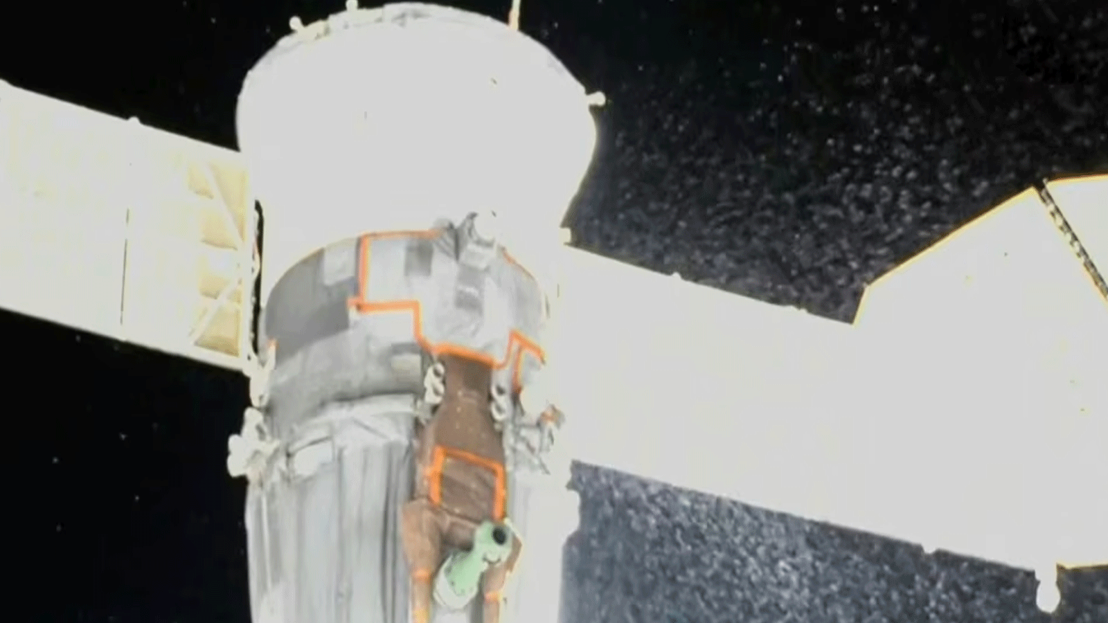مقطع فيديو التقطته وكالة ناسا وتم الحصول عليه في 15 كانون الأول\ديسمبر 2022، يظهر رش السائل من الطرف الخلفي لمركبة الفضاء سويوز إم إس -22.