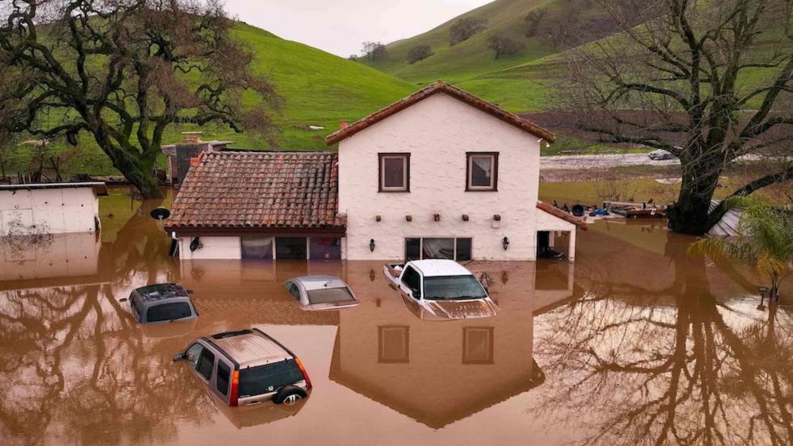 مياه الفيضانات تغمر البيوت والسيارات في كاليفورنيا
