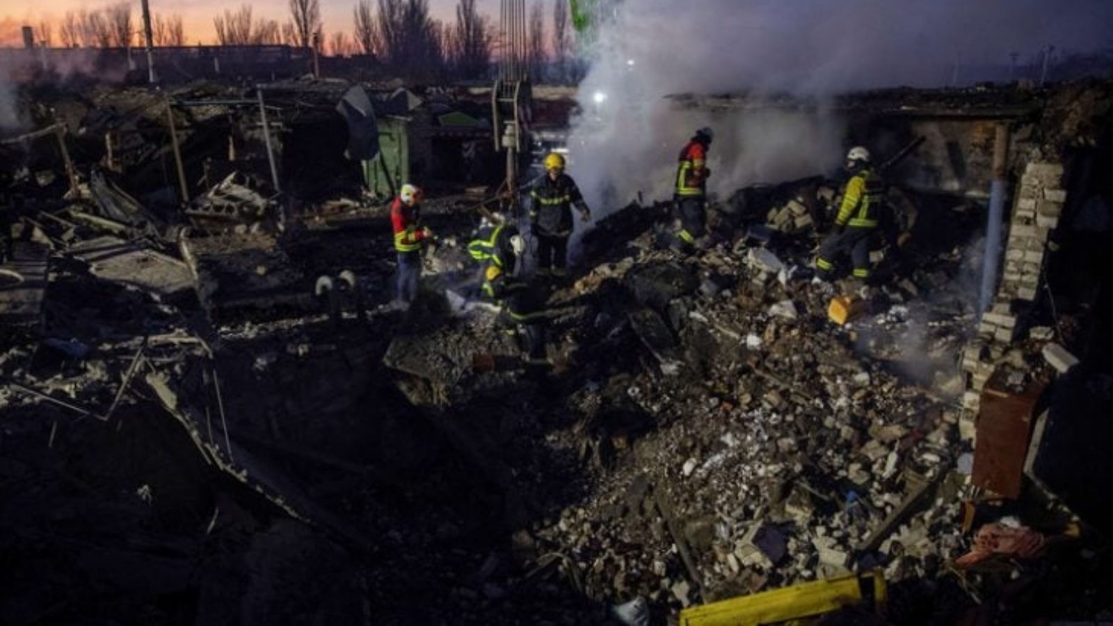عمال إنقاذ في موقع مدمر في شرق أوكرانيا