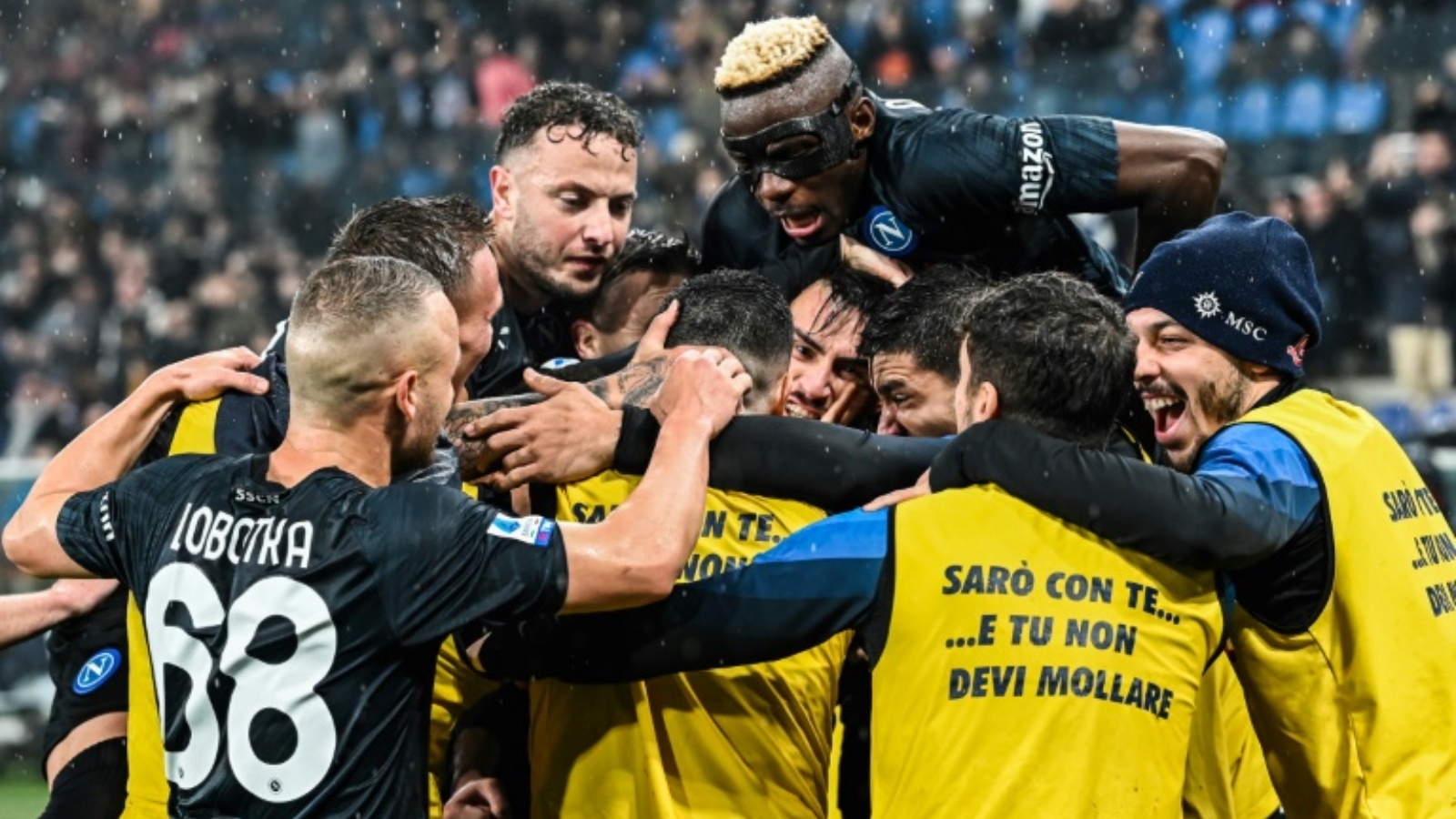لاعبو نابولي يحتفلون بالهدف الثاني ضد سمبدوريا في الدوري الايطالي لكرة القدم في 8 يناير 2023
