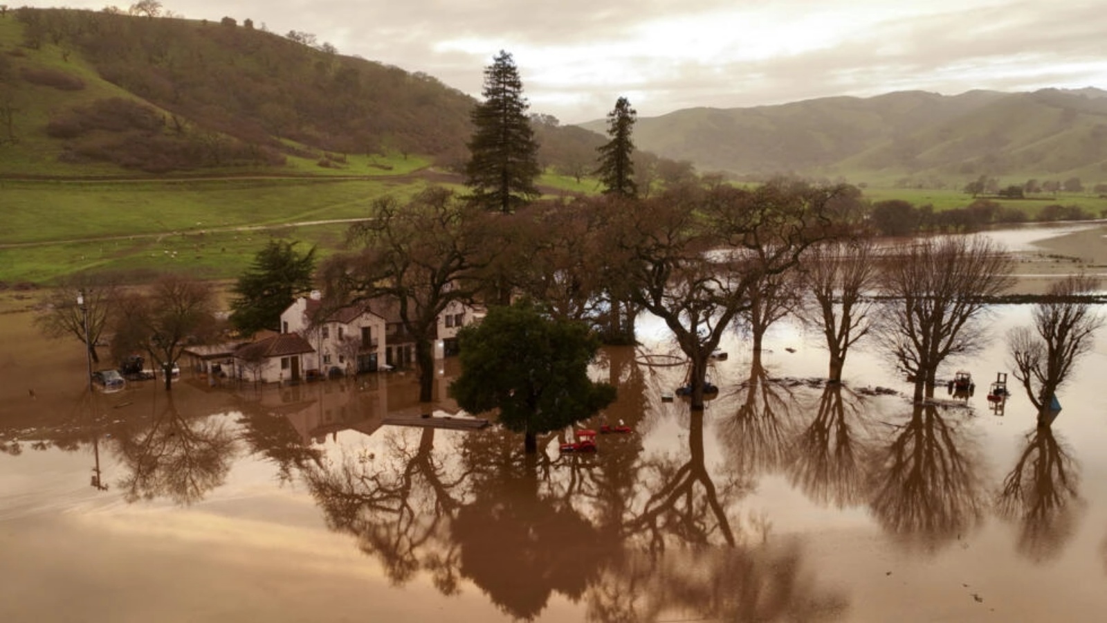 منزل غمرته مياه الفيضانات في كاليفورنيا في 9 يناير 2023 