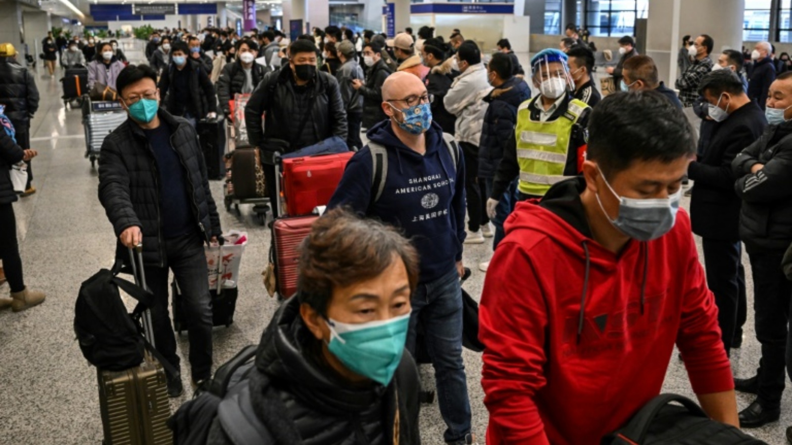 ركاب ووافدون دوليون في مطار شنغهاي بودونغ الدولي