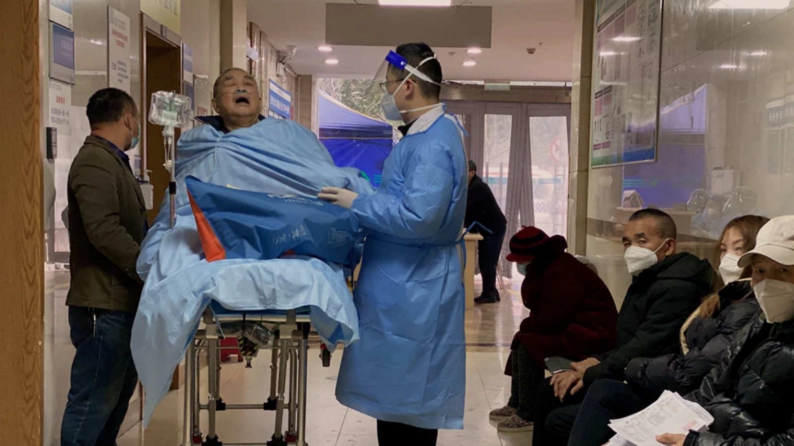 مريض مسن مصاب فيروس كوفيد -19 يستلقي على نقالة في جناح الطوارئ في أول مستشفى تابع لجامعة تشونغتشينغ الطبية في مدينة تشونغتشينغ بجنوب غرب الصين، 22 ديسمبر 2022.
