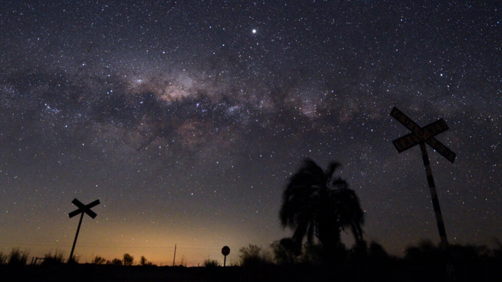 يتسبب التلوث الضوئي المتزايد بسرعة - الوهج السماوي - في صعوبة رؤية النجوم في سماء الليل بالعين المجردة