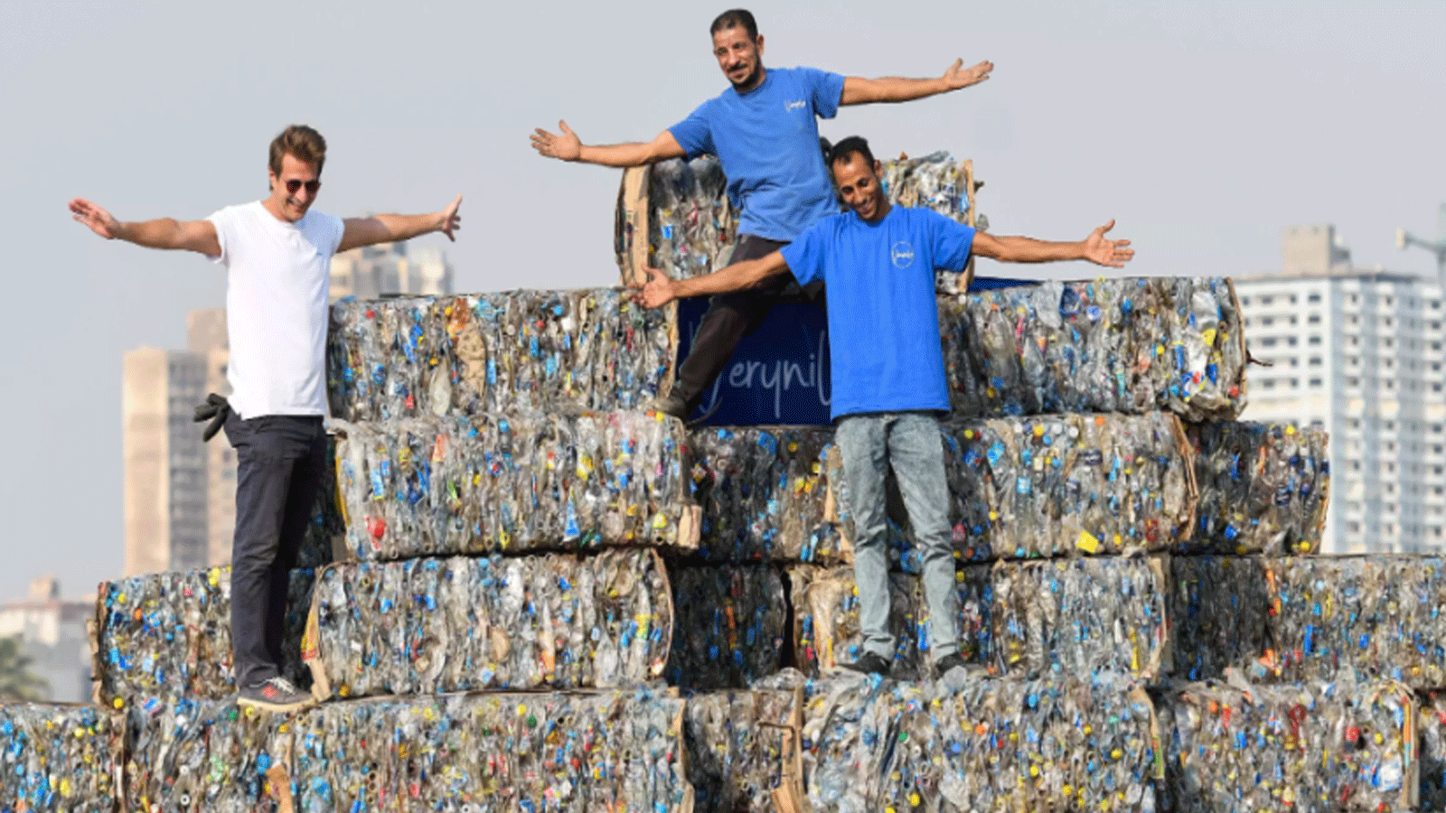 شباب مصريون يعملون على جمع نفايات البلاستيك