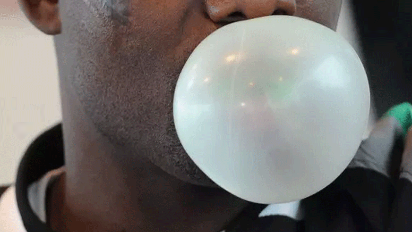 تحذيرات من الافراط بمضغ العلكة