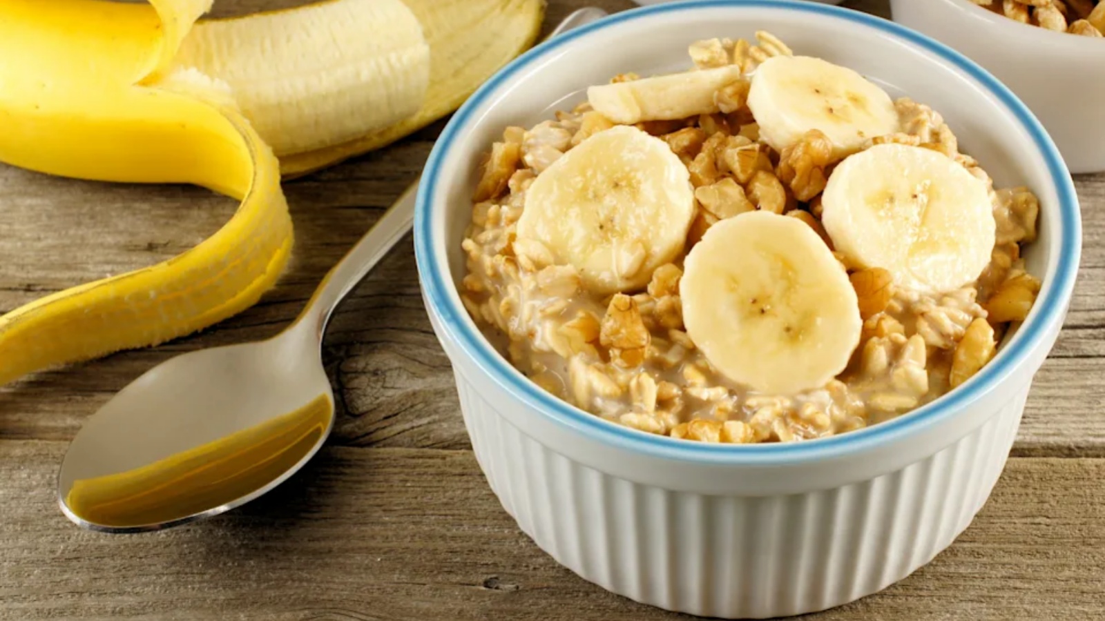 وجبة حبوب الشوفان الكاملة الصحية مع الموز (توضيحية)