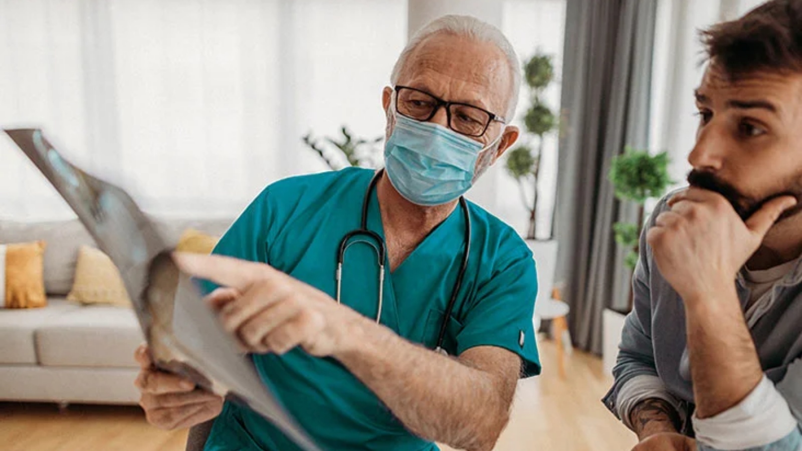 طبيب يشرح لمريضه نتيجة صورة xray