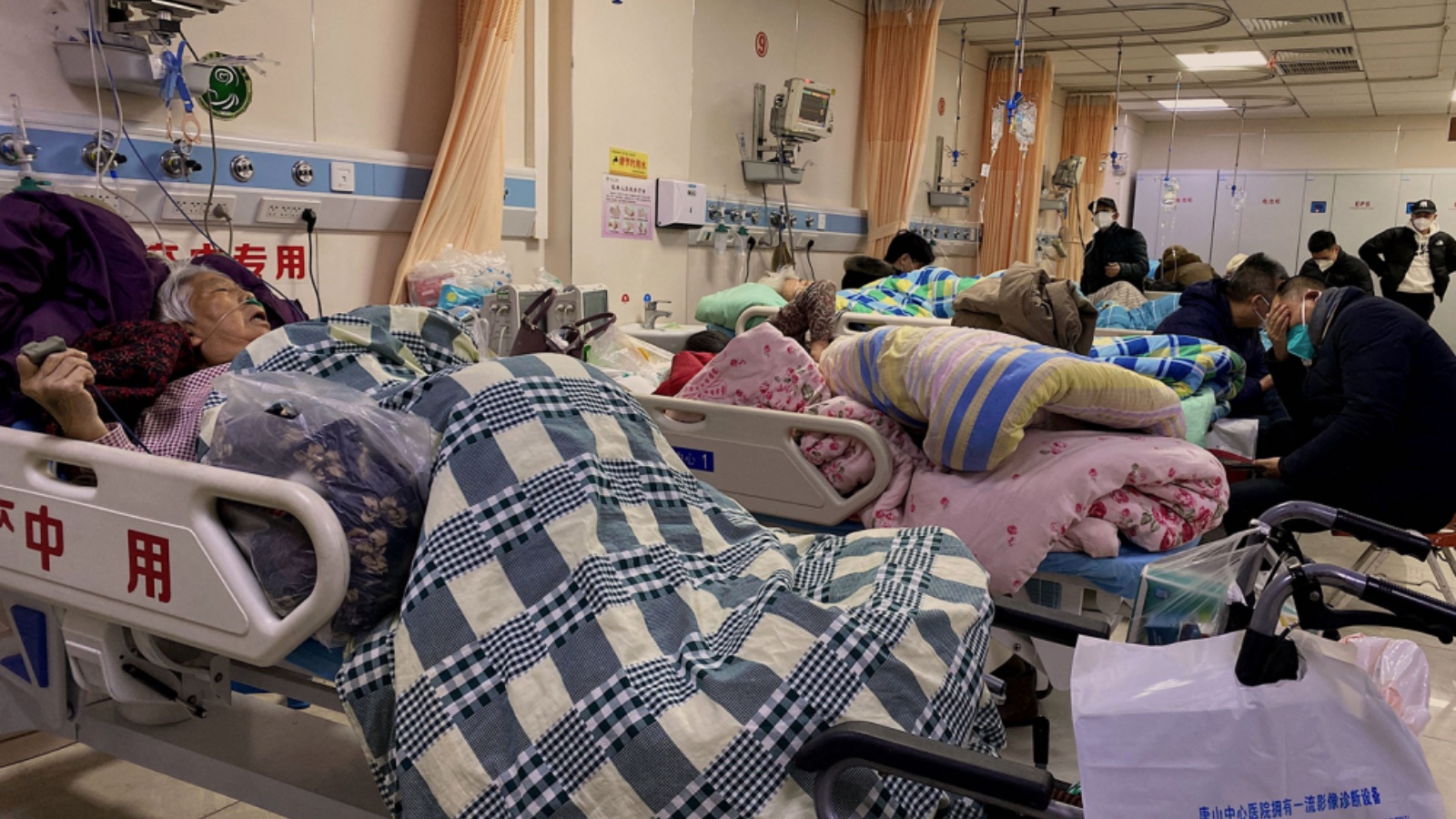 المرضى المصابون بكوفيد 19 يرقدون في أسرة في مستشفى Tangshan Gongren في شمال شرق الصين في 30 ديسمبر 2022