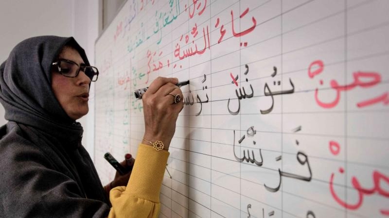 معلمة تكتب على لوح خلال حصة للغة العربية للأطفال الصغار في مدرسة معهد ليسان الخاصة في ضواحي باريس