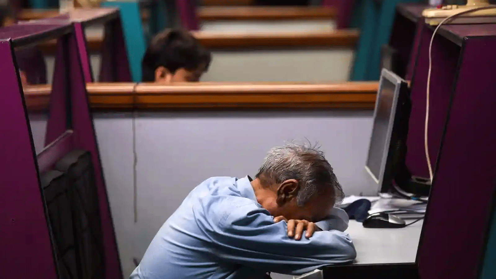 صورة توضيحية لموظف يعاني الإرهاق والنعاس خلال دوام العمل بسبب قلة النوم