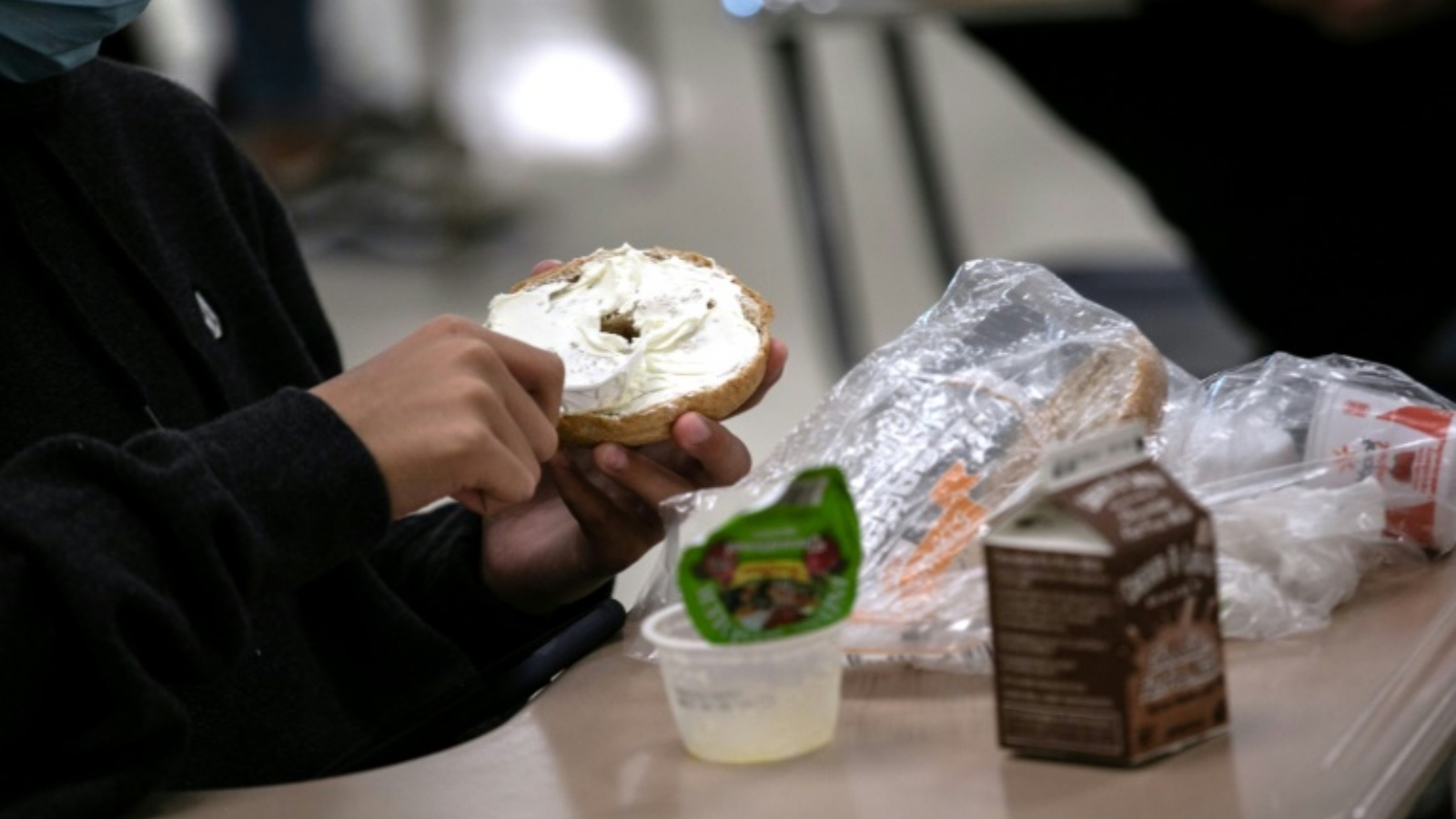 30 مليون طفل أميركي يشاركون سنويًا في البرنامج الوطني للغداء المدرسي ، والذي يوفر وجبات منخفضة التكلفة أو بدون تكلفة