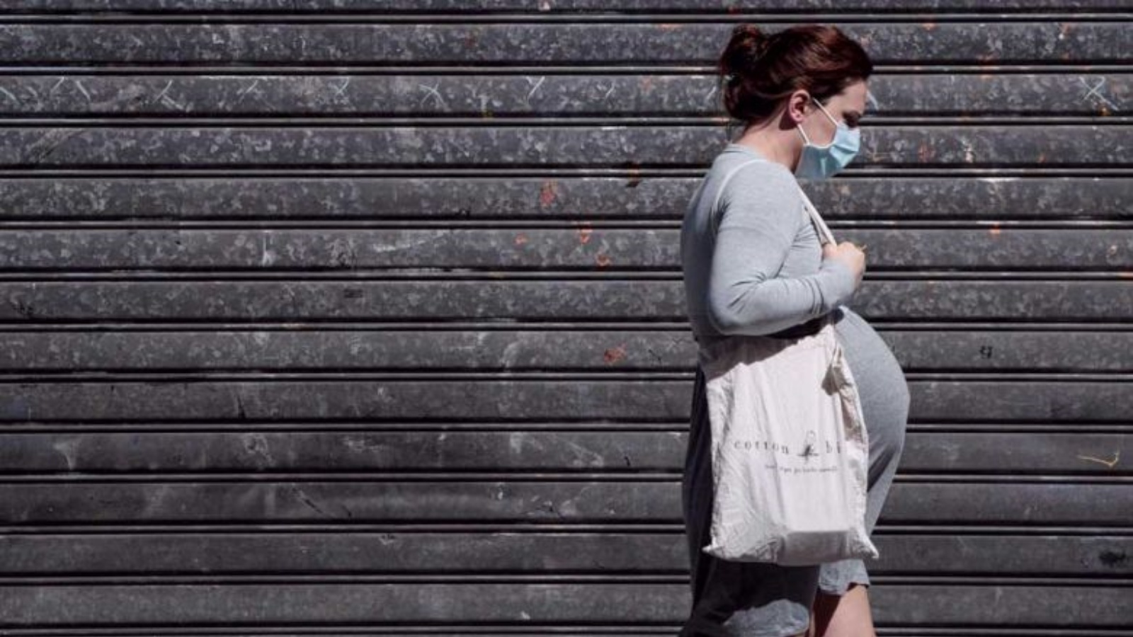 امرأة حامل في أحد شوارع باريس (توضيحية)