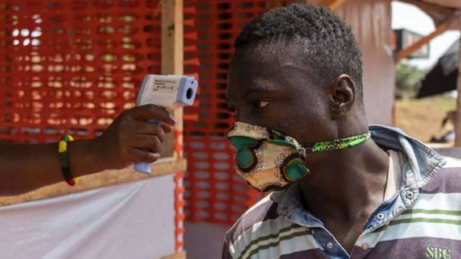 قياس حرارة رجل في غينيا الاستوائية