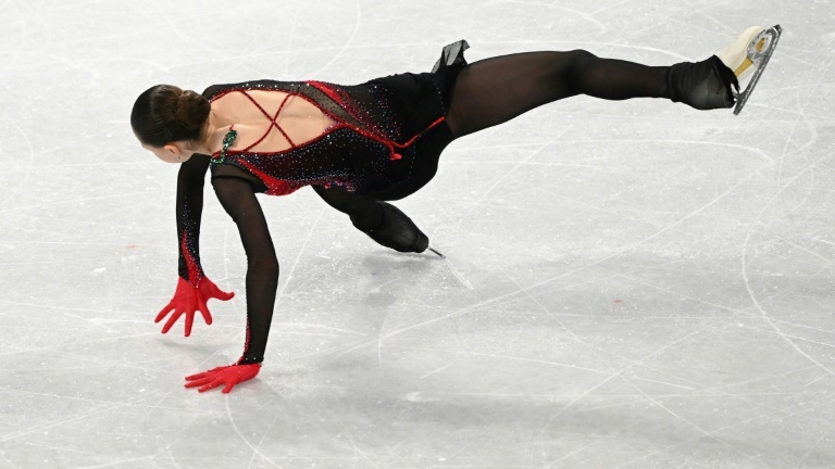 المتزلجة الروسية اليافعة كاميلا فالييفا تسقط خلال أدائها في البرنامج الحرللتز حلق الفني على الجليد في أولمبياد بكين الشتوي في 17 فبراير 2022