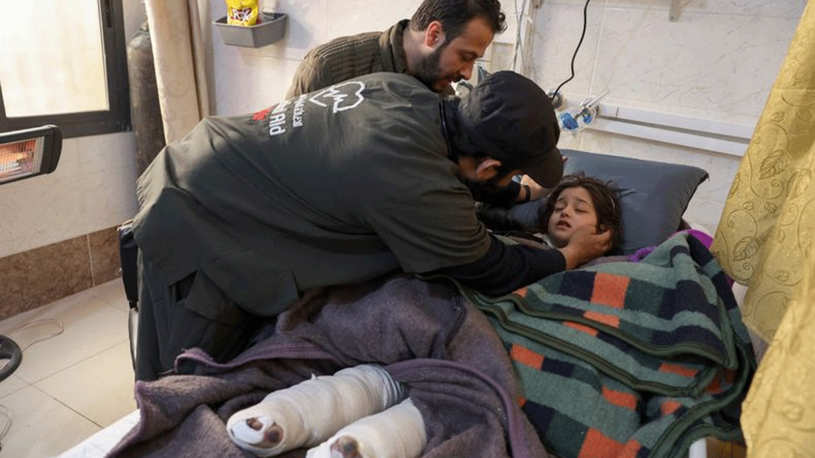 الطفلة السورية شام، 9 أعوام، تم إنقاذها بعد 40 ساعة من تحت أنقاض الزلزال المميت، في مستشفى في مدينة إدلب الشمالية الغربية الخاضعة لسيطرة المعارضة، في 17 فبراير\شباط 2023