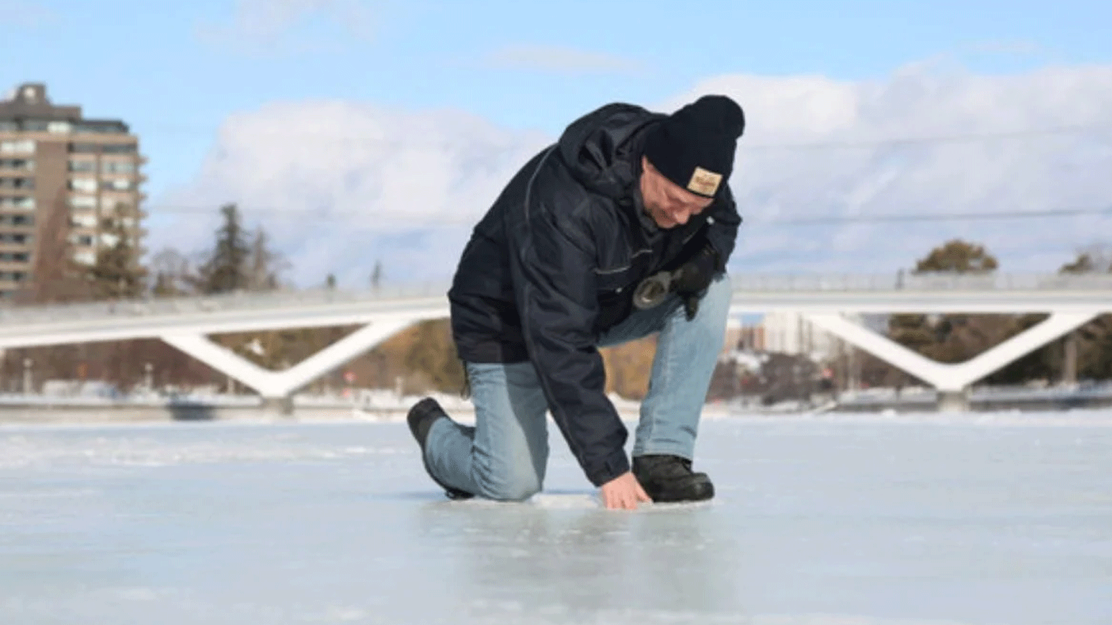 بروس ديفين، المدير المرافق للبرامج في لجنة العاصمة الوطنية بفحص حالة الجليد على قناة ريدو في 8 شباط\فبراير 2023 في أوتاوا، كندا
