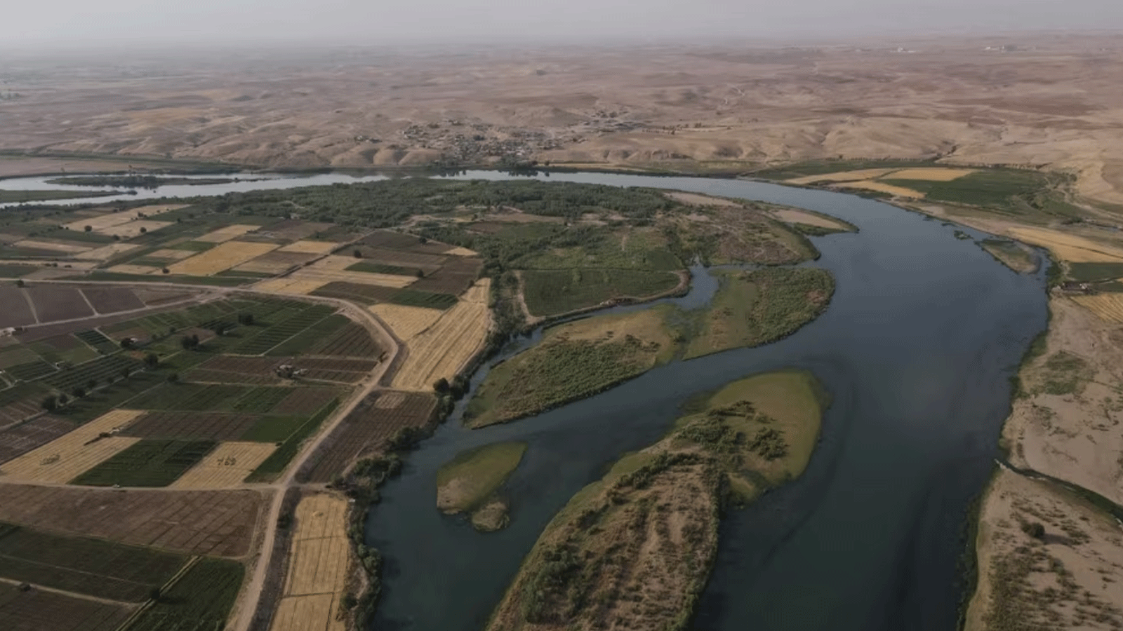 صورة جوية التُقِطَت في 12 حزيران\ يونيو 2022 لنهر دجلة الذي يشهد انخفاضًا في منسوب المياه بسبب تغيّر المناخ وموجات الحر المتكررة. في حمام العليل جنوب مدينة الموصل شمال العراق
