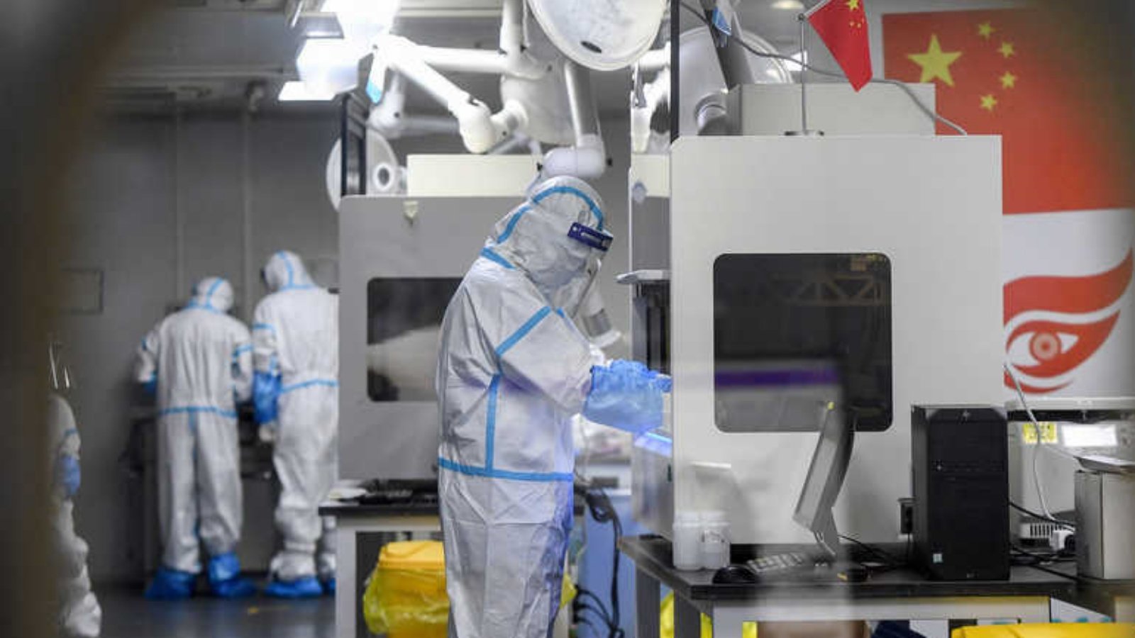عمال صحة باللباس الواقي في مختبر في الصين